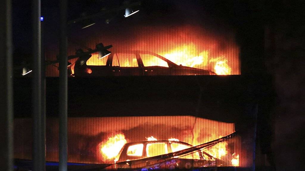 Beim Brand in dem Liverpooler Parkhaus wurden Autos auf mehreren Etagen ein Raub der Flammen.