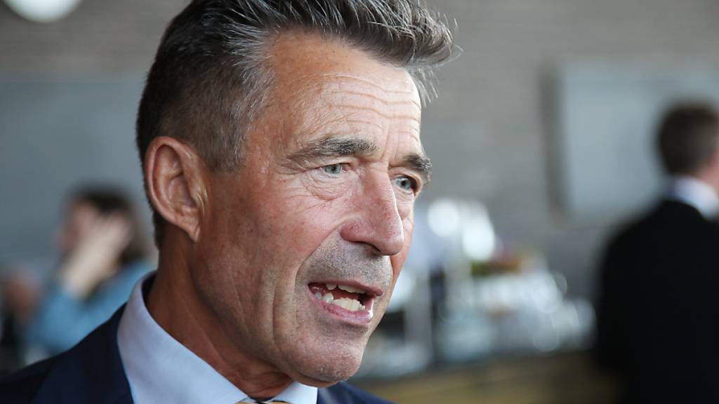 ARCHIV - Anders Fogh Rasmussen, früherer Nato-Generalsekretär, spricht auf einem Demokratie-Gipfel im Königlich Dänischen Theater mit einem Gast. Foto: Steffen Trumpf/dpa
