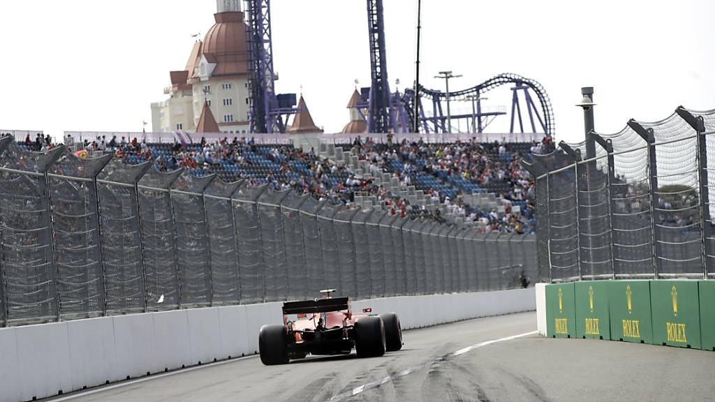 Charles Leclerc im Ferrari bewältigt den Kurs in Sotschi im ersten Training als Schnellster.