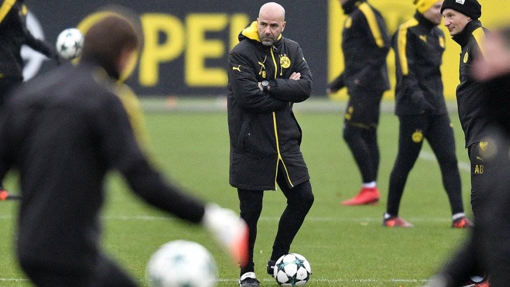 Trainer Peter Bosz (Mitte) und Borussia Dortmund stehen heute unter Druck