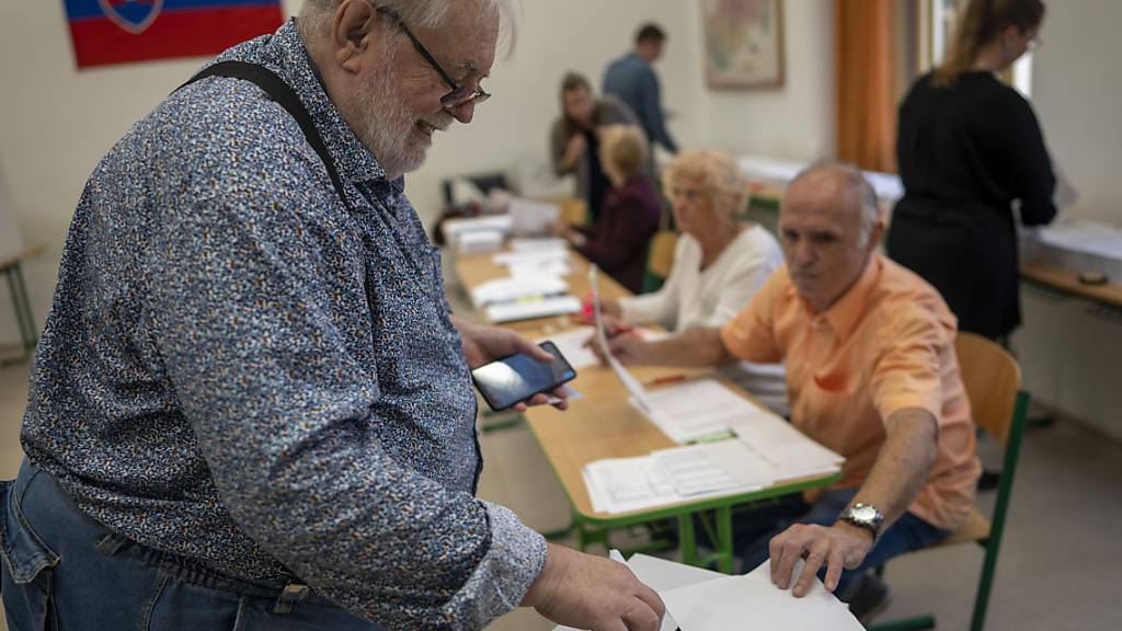 Ein Wähler gibt seine Stimme in einem Wahllokal ab. Foto: Darko Bandic/AP/dpa