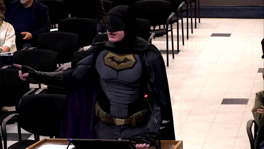 Batman liest dem Stadtrat im kalifornischen Santa Clara die Leviten