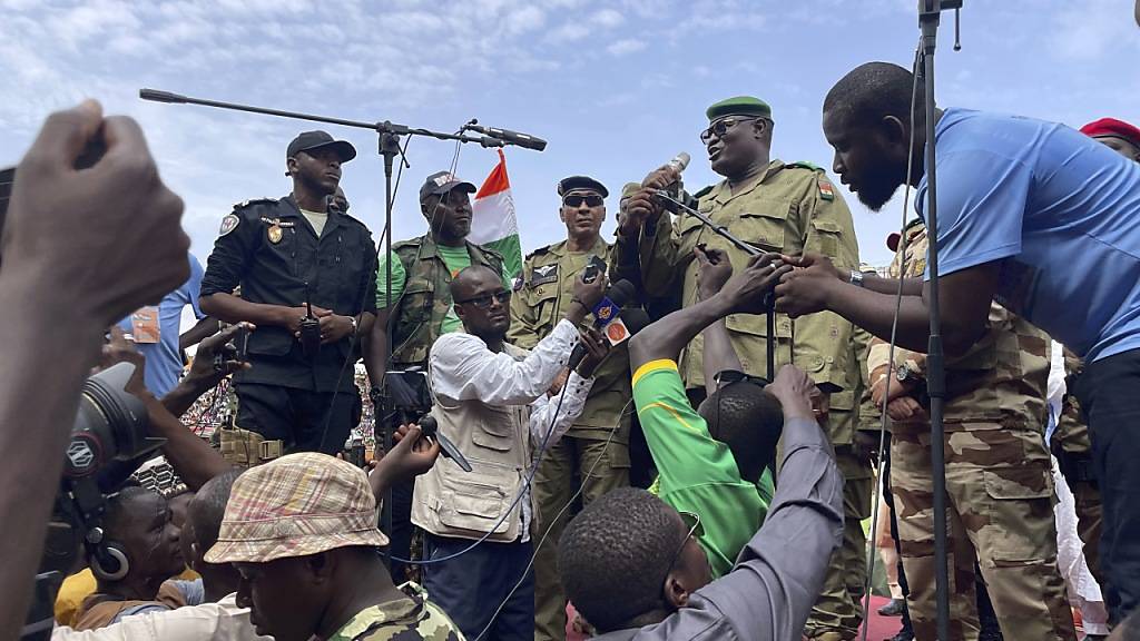 ARCHIV - Mohamed Toumba, einer der Soldaten, die den nigrischen Präsidenten Mohamed Bazoum gestürzt haben, spricht zu Anhängern der nigrischen Junta. Foto: Sam Mednick/AP/dpa