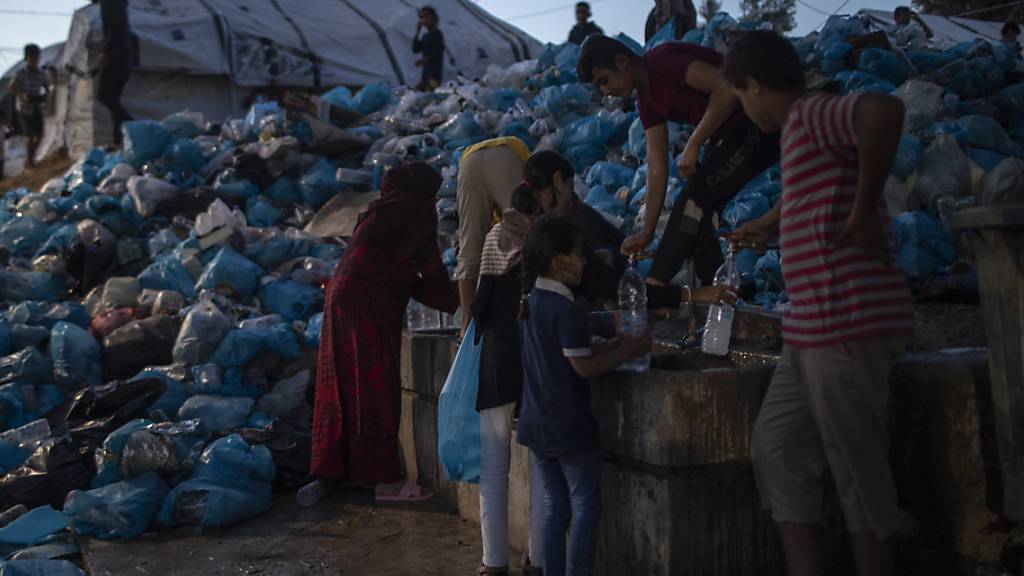Die Organisation Ärzte ohne Grenzen kritisiert die Lebensumstände in Flüchtlingslagern auf griechischen Inseln. (Archivbild)