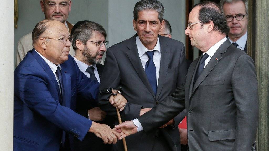 Präsident Hollande (rechts) schüttelt dem Rektor der Grossen Moschee von Paris, Boubakeur (links), die Hand.