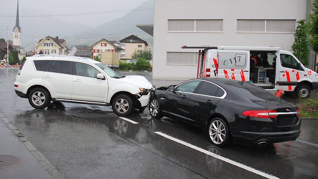 Das Resultat von Unachtsamkeit im Strassenverkehr: Am Samstag knallte es in Alpnach zwischen zwei Autos. Es waren nicht die einzigen Unfälle im Kanton Obwalden am Freitag und Samstag.