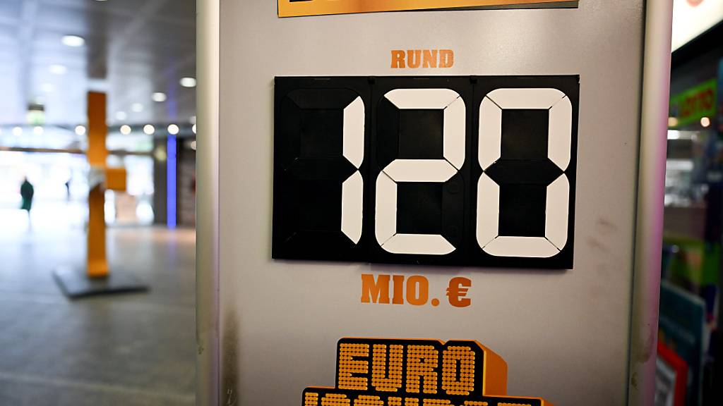 Ein Schild wirbt für die Gewinnsumme von 120 Millionen Euro im Eurojackpot.