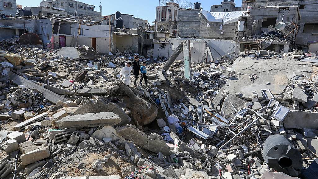 Palästinensische Kinder inspizieren ihre beschädigten Häuser nach einem israelischen Luftangriff. Foto: Abed Rahim Khatib/dpa