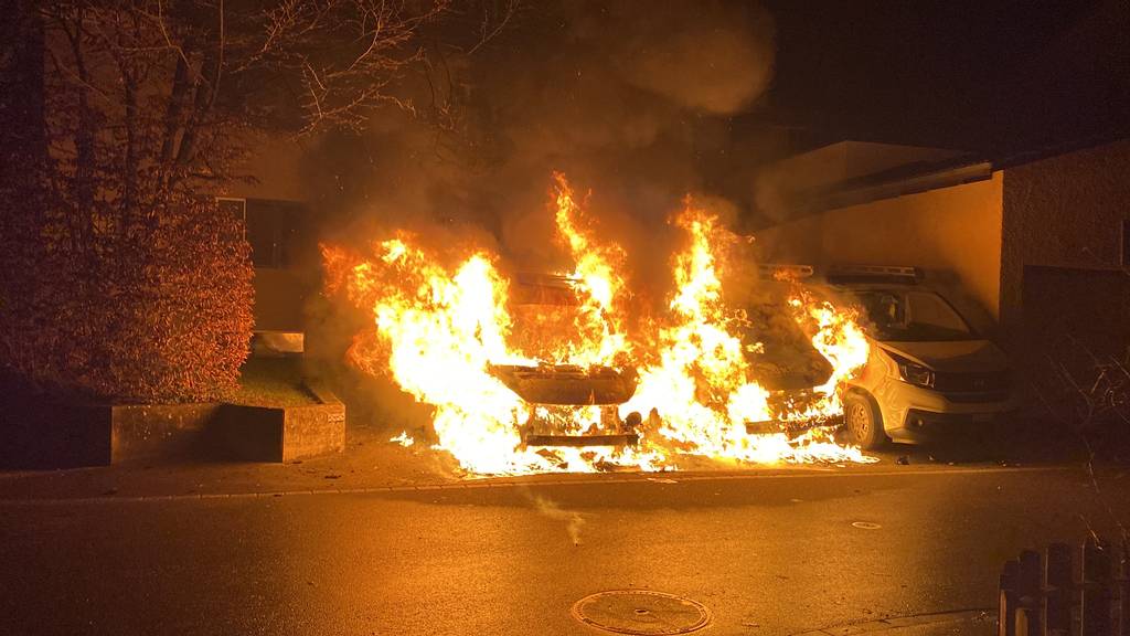 Drei Autos komplett ausgebrannt – Brandursache unklar