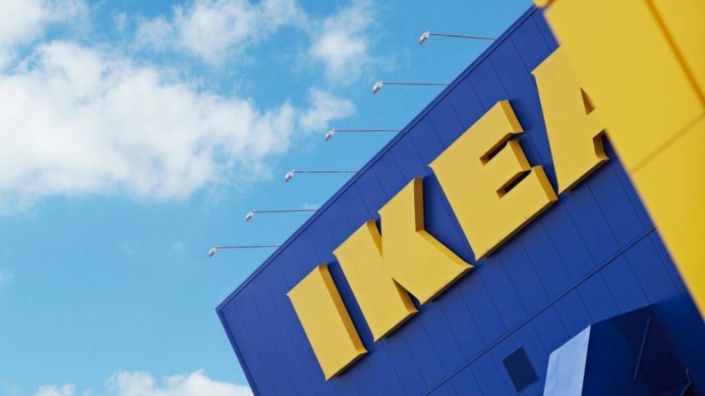 Nach Vorwürfen zu Falschdeklaration von Holz greift Möbelhändler Ikea in seiner Lieferkette durch und trennt sich von einem Lieferanten. (Archiv)