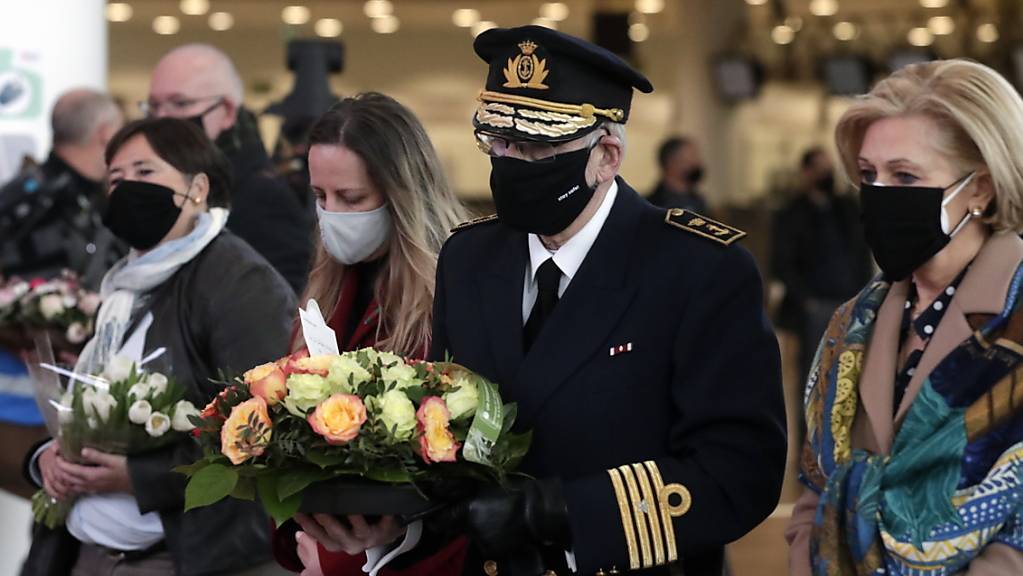 Opfer und Angehörige bringen Blumen bei einer Zeremonie am Brüsseler Flughafen in Zaventem zum Gedenken an die Terroranschläge 2016. Foto: Pool Stephanie Lecocq/BELGA/dpa