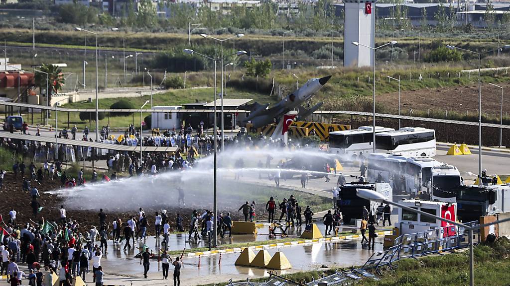 dpatopbilder - Während einer antiisraelischen Demonstration vor dem US-Luftwaffenstützpunkt in der Türkei ist es zu Auseinandersetzungen mit der Polizei gekommen. Foto: Mehmet Sancakzade/AP
