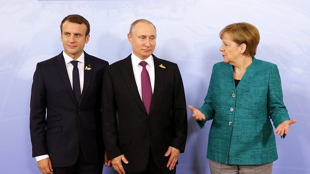 Angela Merkel und Emmanuel Macron (links) wollen mit Russlands Präsident Wladimir Putin über das weitere Vorgehen in Syrien sprechen. (Archivbild)