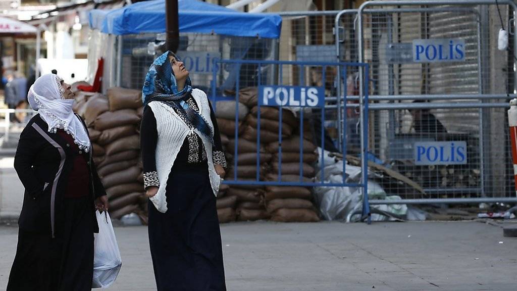Sperrzone im Viertel Sur der Kurdenhochburg Diyarbakir: Laut Amnesty International haben die Behörden hunderttausende Bewohner aus dem Quartier vertrieben. (Archivbild)