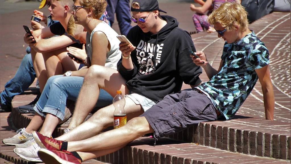 Teenies tippen auf Smartphones immer schneller