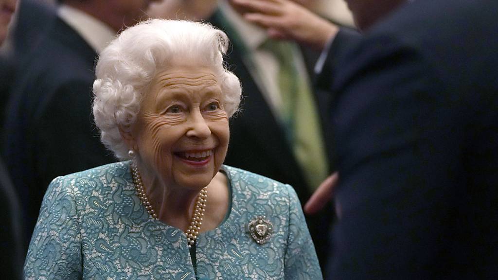 Königin Elizabeth II begrüsst am 19. Oktober Gäste in Windsor Castle. Doch in den Tagen danach musste sie eine Nacht im Krankenhaus verbringen. Nun hat sie ihre Reise zum Weltklimagipfel in Glasgow abgesagt.