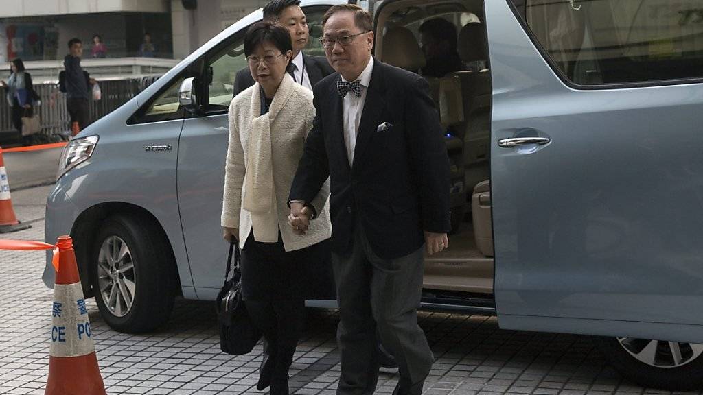 Tsang und seine Frau beim Betreten des Gerichts in Hongkong: Dem ehemaligen Regierungschef der chinesischen Sonderverwaltungszone werden mehrere Amtsvergehen vorgeworfen.