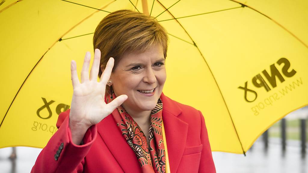 Erste Aufgabe sei es nun, Schottland aus der Coronakrise zu steuern, sagte Schottlands Regierungschefin Nicola Sturgeon der BBC.