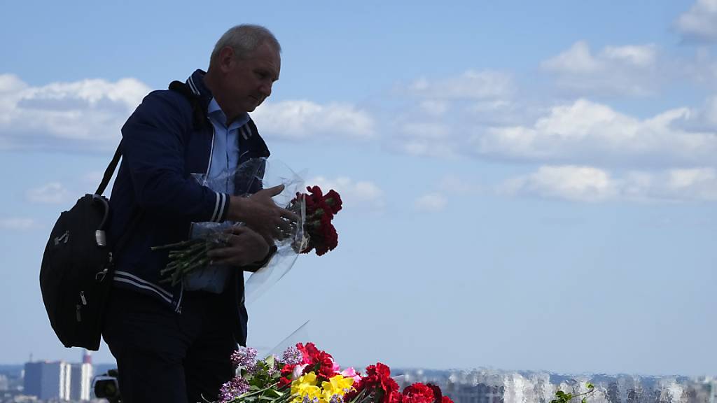 Ein Mann legt anlässlich des «Tag des Sieges» Blumen an einem Grabmal nieder. Inmitten des russischen Angriffskrieges haben in der Ukraine viele Menschen still der Toten des Zweiten Weltkriegs gedacht. Foto: Efrem Lukatsky/AP/dpa