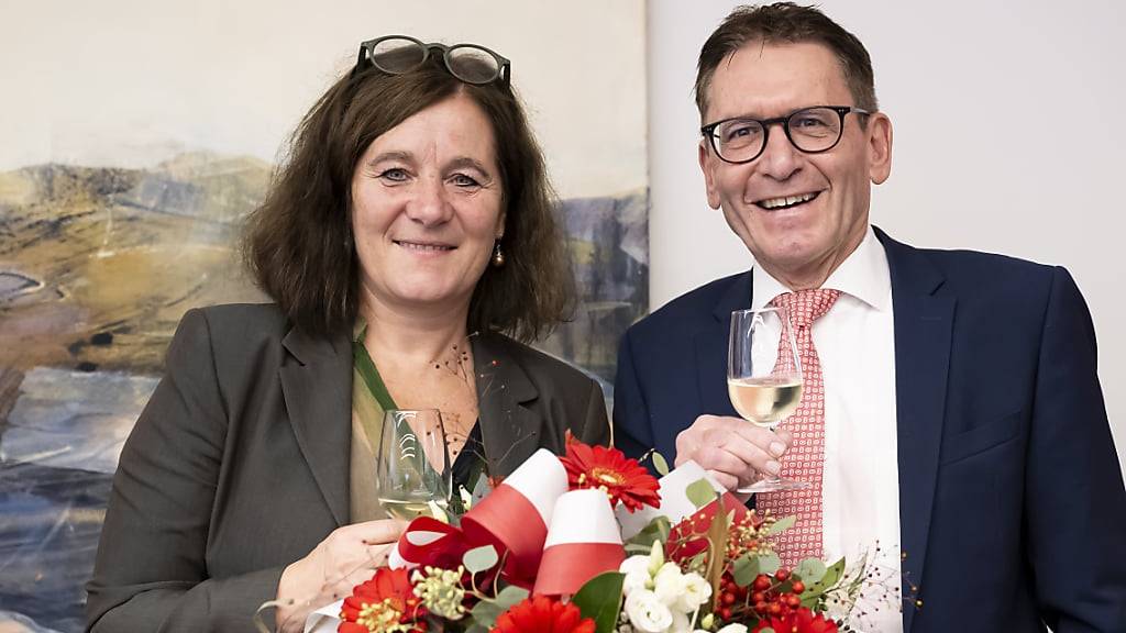 Die neugewählte Solothurner Ständerätin Franziska Roth (SP) mit dem bereits im ersten Wahlgang bestätigten Pirmin Bischof (Mitte) im Rathaus von Solothurn.