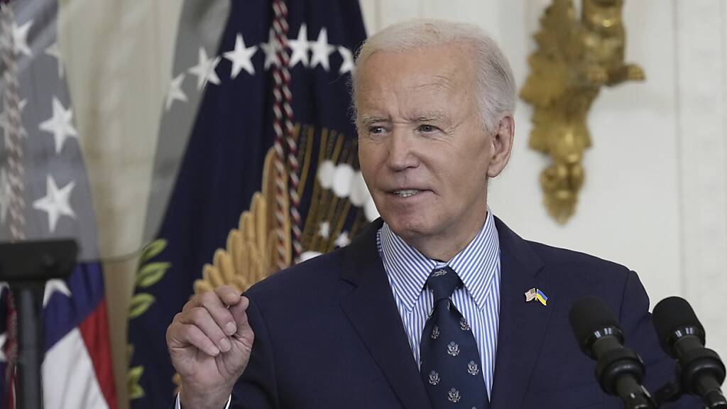 US-Präsident Joe Biden spricht während einer Veranstaltung mit US-Vizepräsidentin Harris über Waffengewalt in den USA im East Room des Weißen Hauses. Foto: Susan Walsh/AP/dpa