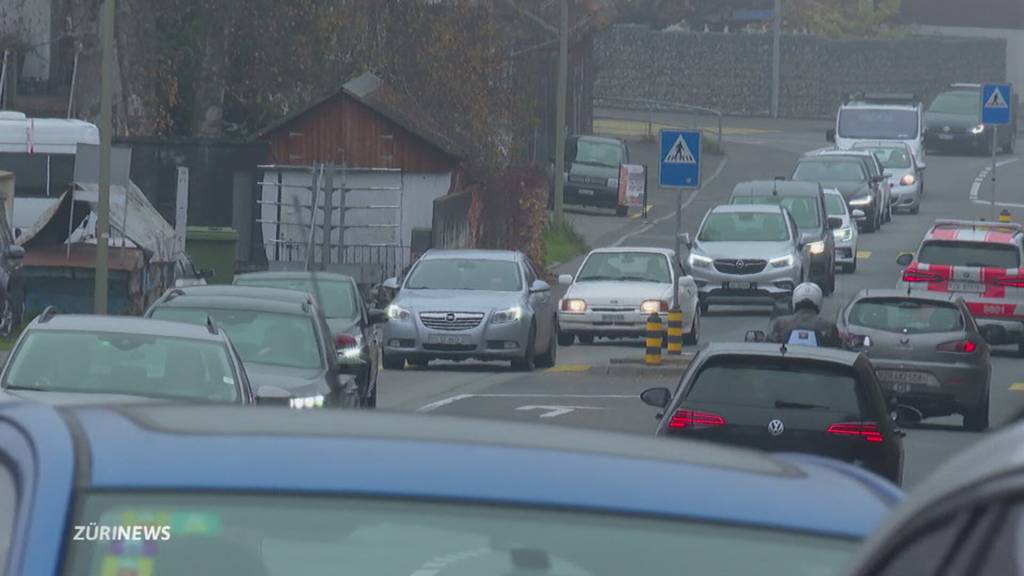 Grauer Herbsttag: Menschen flüchten in die Berge