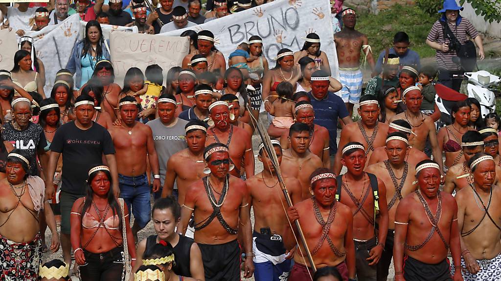 dpatopbilder - Ein britischer Journalist und ein Indigenen-Experte werden vermisst. Indigene nehmen an einem Protestmarsch teil. Foto: Edmar Barros/AP/dpa