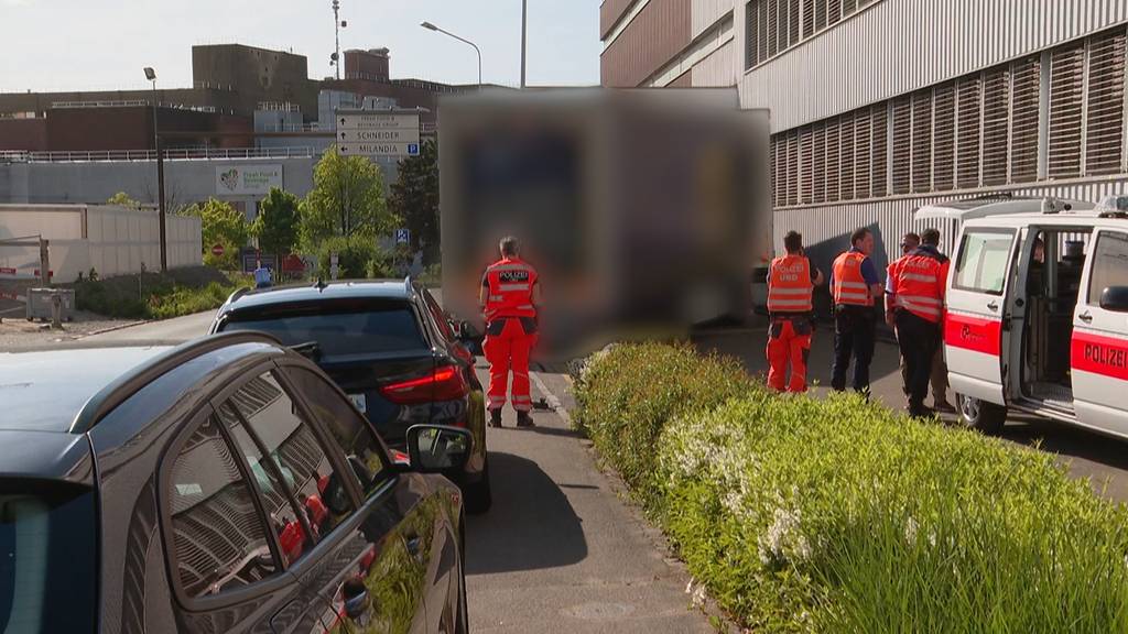 Chauffeur (52) in Volketswil von eigenem Lastwagen überrollt