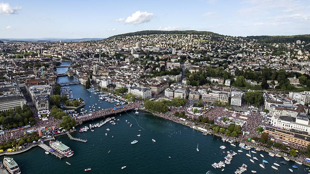 Am Samstag ist es wieder soweit: Die Street Parade lockt hunderttausende Raverinnen und Raver nach Zürich. (Archivbild)