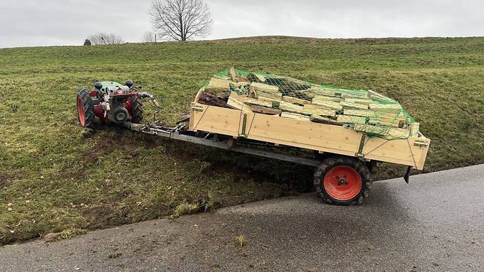 Mann fällt bei Unfall von Motor-Karren und bleibt verletzt liegen