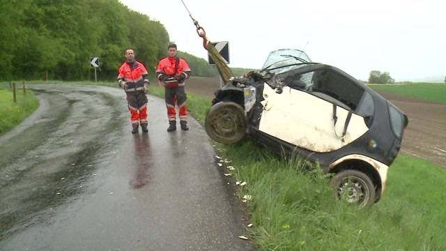 Fahrzeug stürzt in Künten den Hang hinab