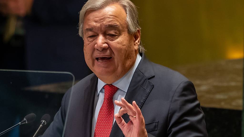 ARCHIV - António Guterres, Generalsekretär der Vereinten Nationen VN (United Nations, UN), spricht zur Eröffnung der 79. Generaldebatte der UN-Vollversammlung. Guterres hat sich scharf gegen ein vom israelischen Parlament geplantes Gesetz ausgesprochen, das das Palästinenserhilfswerk UNRWA als Terrororganisation einstufen und seine Arbeit in Israel verbieten würde. Foto: Michael Kappeler/dpa