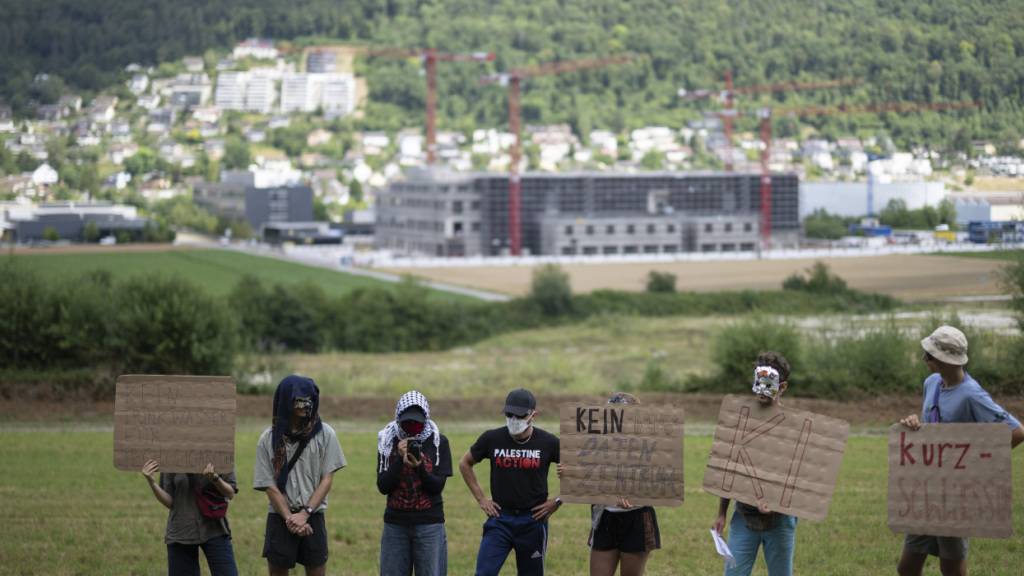 Aktivisten räumen Camp und kritisieren Rechenzentrum in Beringen SH