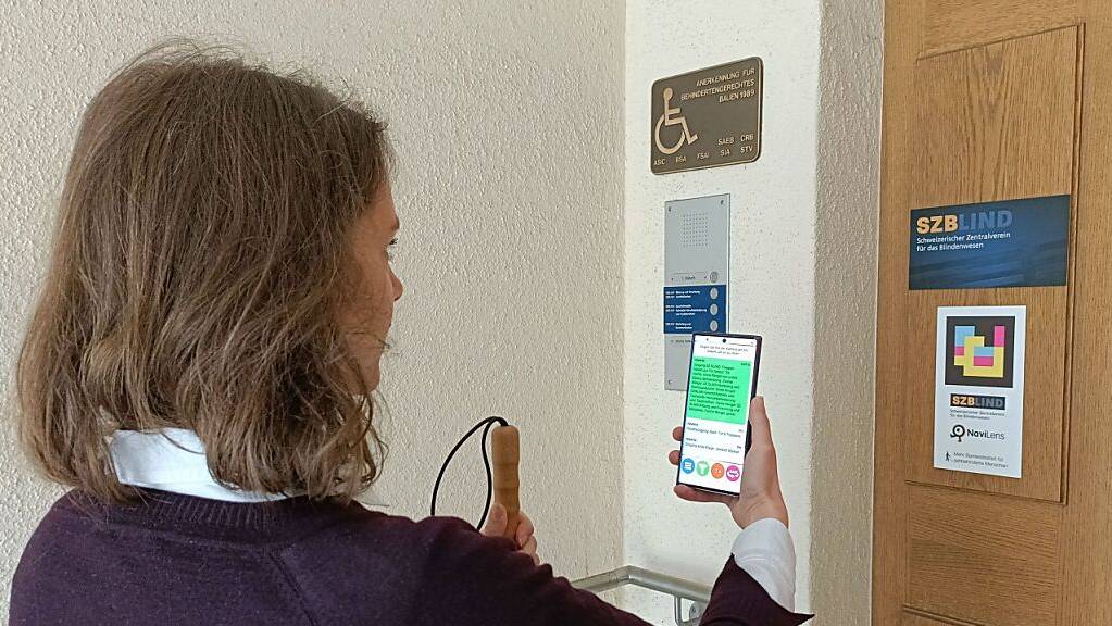 Eine Handy-App hilft sehbehinderten Menschen, sich mit Hilfe von farbigen QR-Codes zu orientieren.
