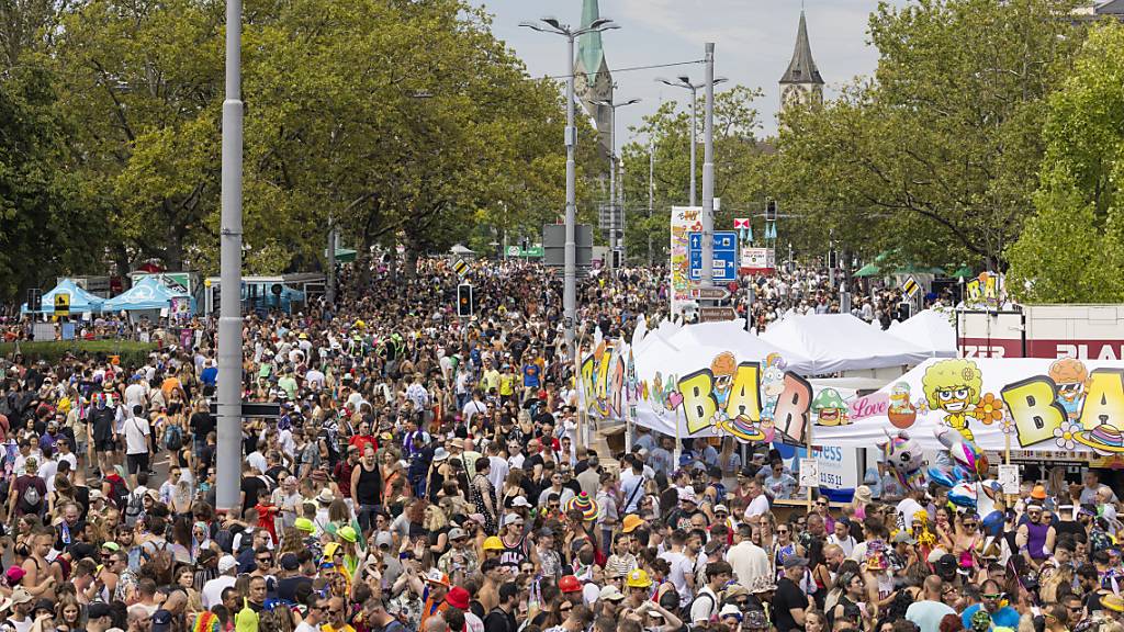 Die 30. Street Parade in Zürich ist in vollem Gang - und hat erstmals bundesrätlichen Besuch erhalten. Bundespräsident Alain Berset (SP) besuchte die Veranstaltung am Samstagnachmittag.