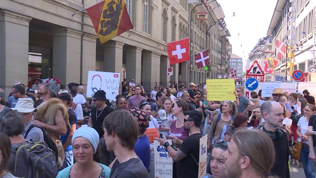 500 demonstrierten beim Bundeshaus gegen Lockdown