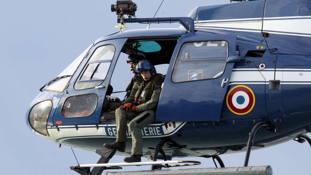 Ein Helikopter der französischen Gendarmerie bei einem Suchflug. (Archivbild)