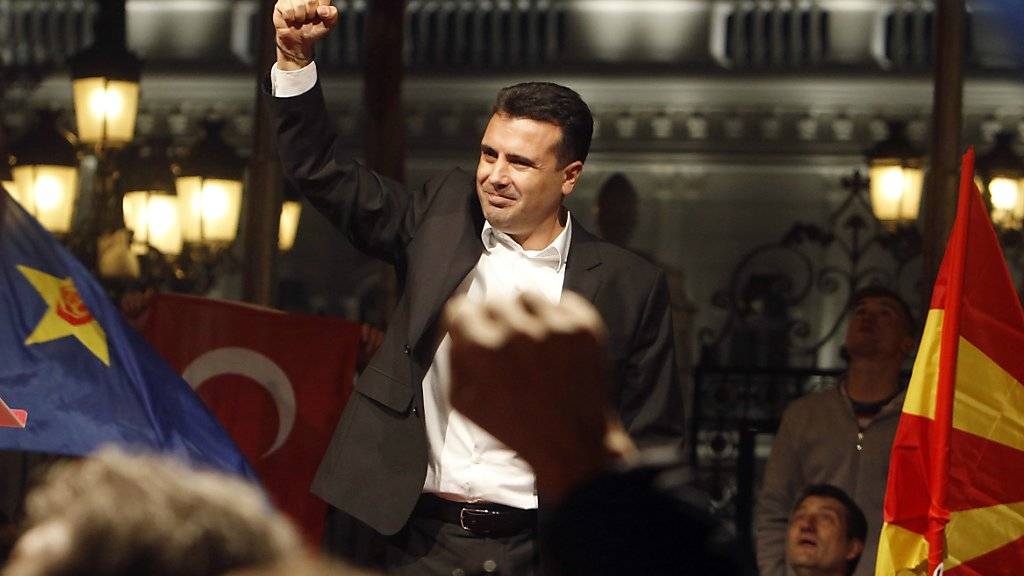 Auch er will gewonnen haben: Zoran Zaev, Oppositionsführer in Mazedonien, jubelt vor Anhängern seiner Partei.