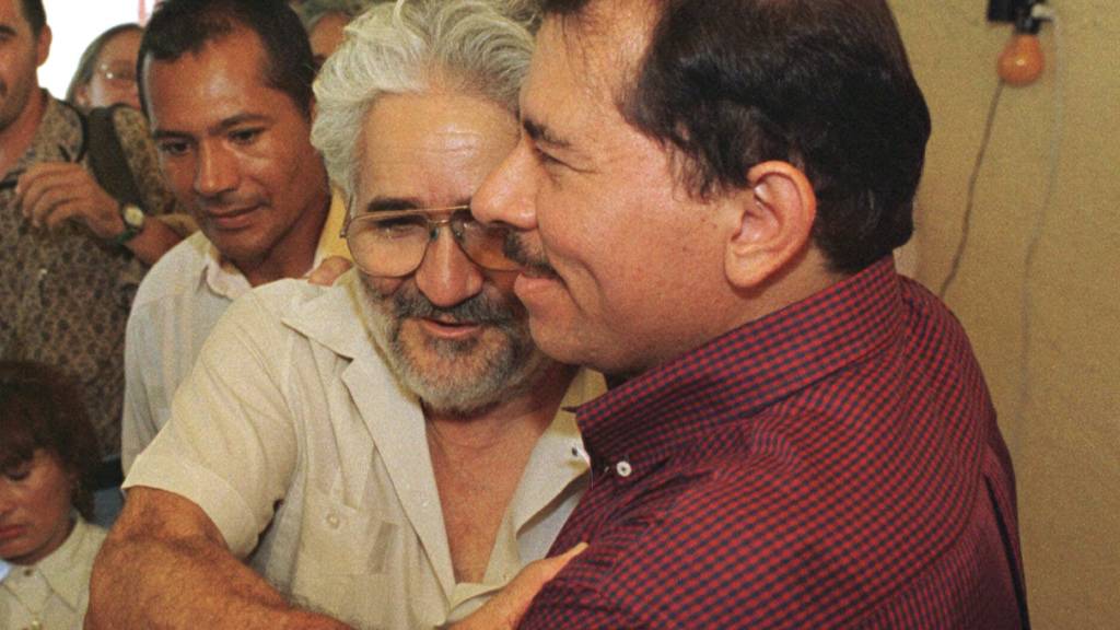 Der ehemalige Guerillero Eden Pastora (Mitte mit Brille) ist tot. Mit dem nicaraguanischen Präsidenten Daniel Ortega (rechts) hatte sich Pastora nach einem Zerwürfnis in den letzten Jahren wieder versöhnt. (Archivbild)