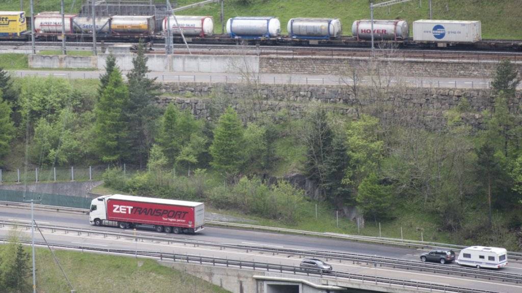 Die Verlagerung des Güterverkehrs von der Strasse auf die Schiene ist und bleibt eine Herausforderung. Das Verlagerungsziel des Bundes liegt noch immer in weiter Ferne. (Themenbild)
