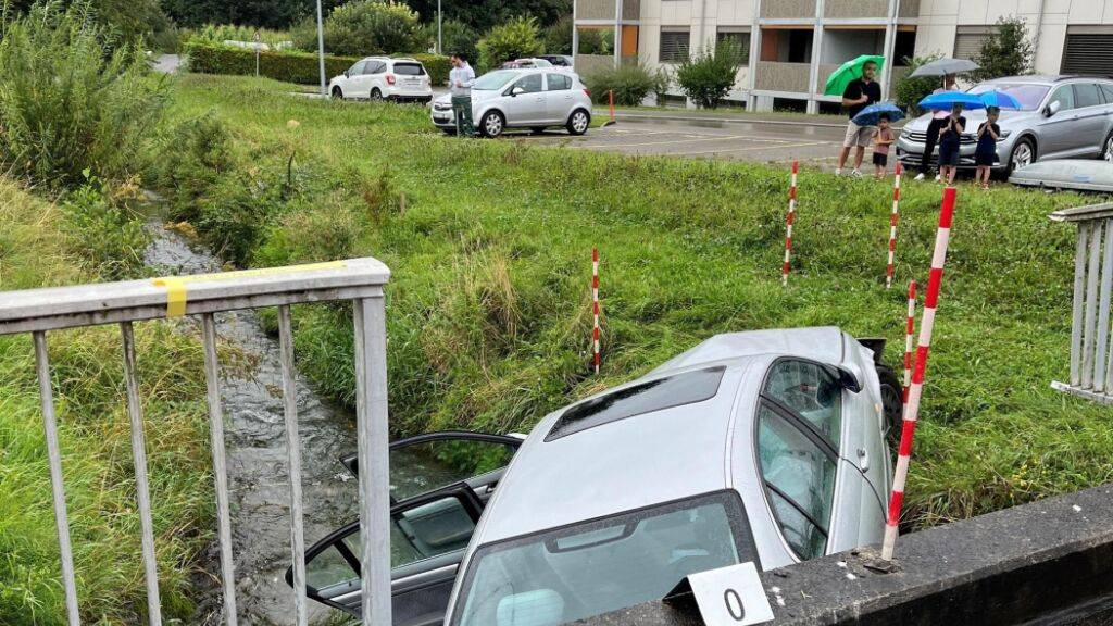 Dieses Brückengeländer durchbrach der Junglenker auf der Flucht vor der Polizei.