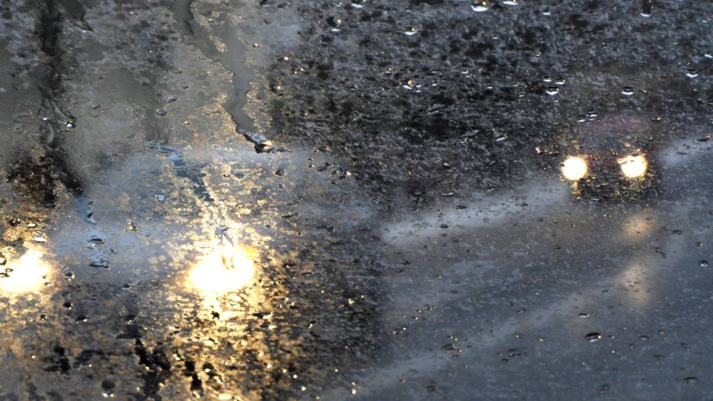 Gefrierender Regen dürfte in der Nacht auf Sonntag vor allem die Strassen in der Nordwestschweiz gefährlich machen. (Archivbild)