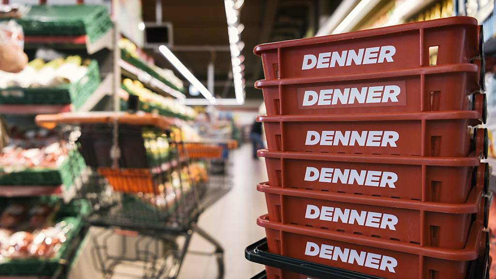 Die Wägeli und Körbe waren bei Denner 2020 besonders voll - obwohl weniger Leute einkauften, steigerte das Unternehmen seinen Umsatz um 15,7 Prozent. (Symbolbild)