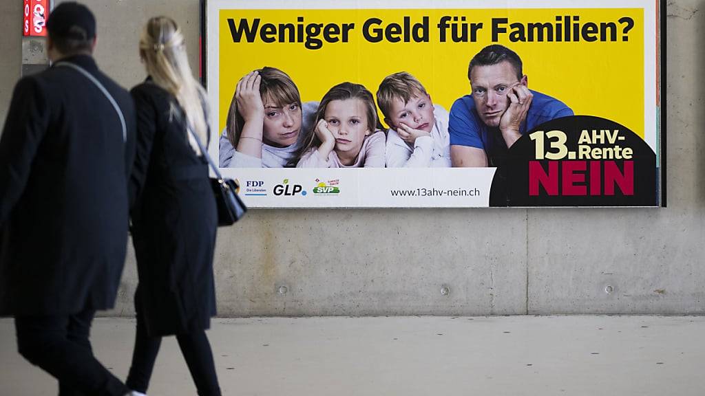 Wahlwerbung gegen die Initiative zur 13. AHV Rente. Wer für die Vorlage war, nahm die Nein-Kampagne stärker wahr - und umgekehrt. (Archivbild)