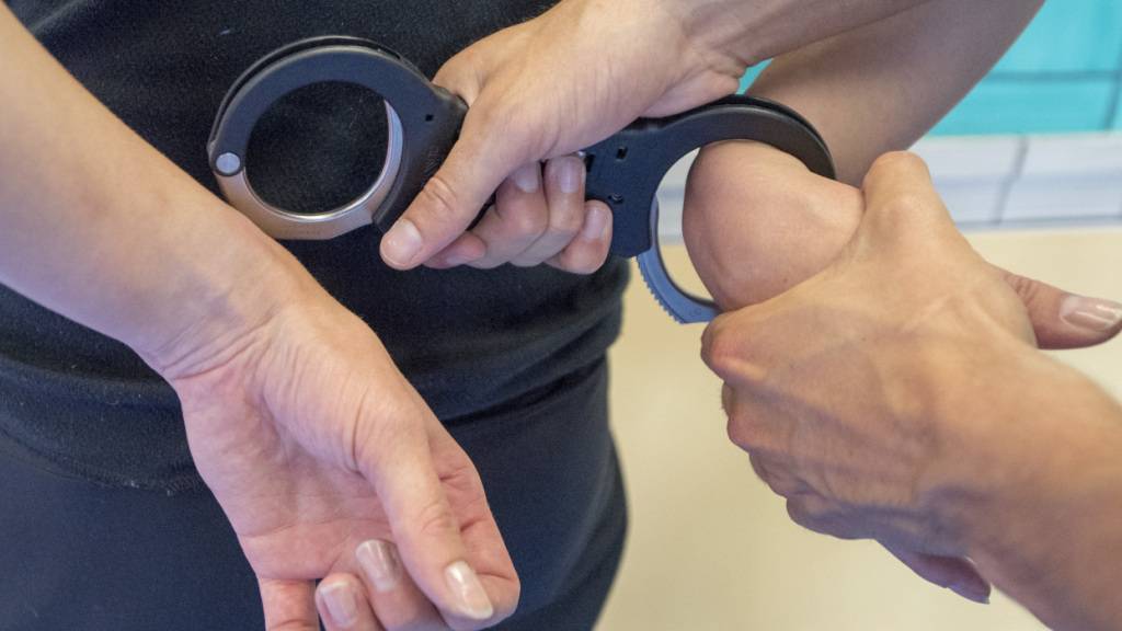 Der Räuber kam nicht weit. Schon am Tag nach dem Überfall klickten die Handschellen. (Symbolbild)