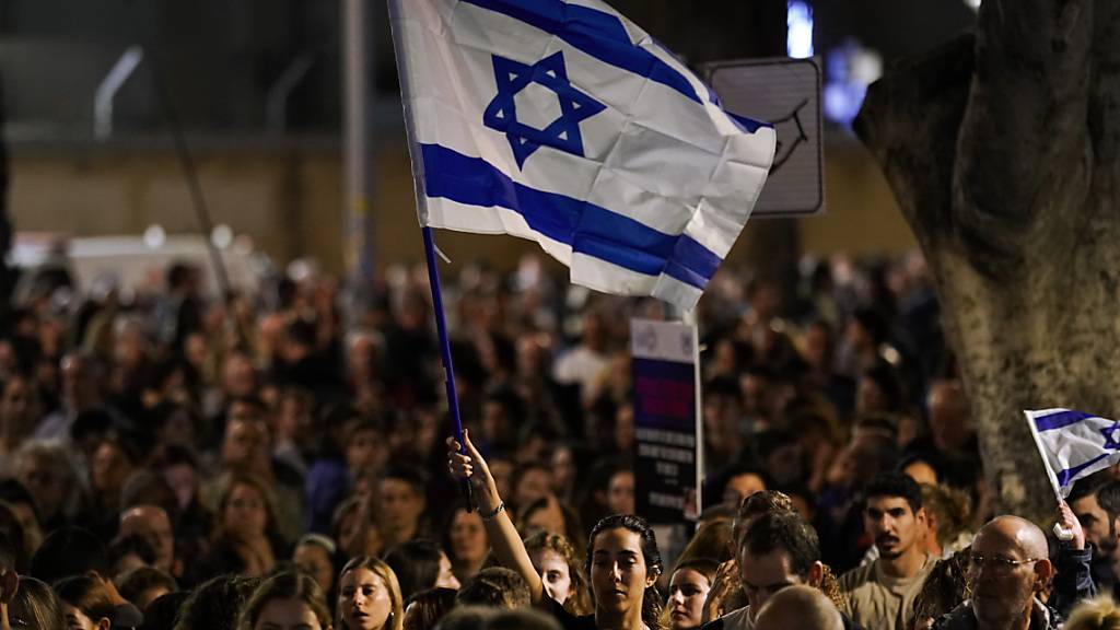 Menschen nehmen in Tel Aviv an einer Solidaritätskundgebung für die von der islamstischen Hamas entführten Geiseln teil. Foto: Leo Correa/AP/dpa