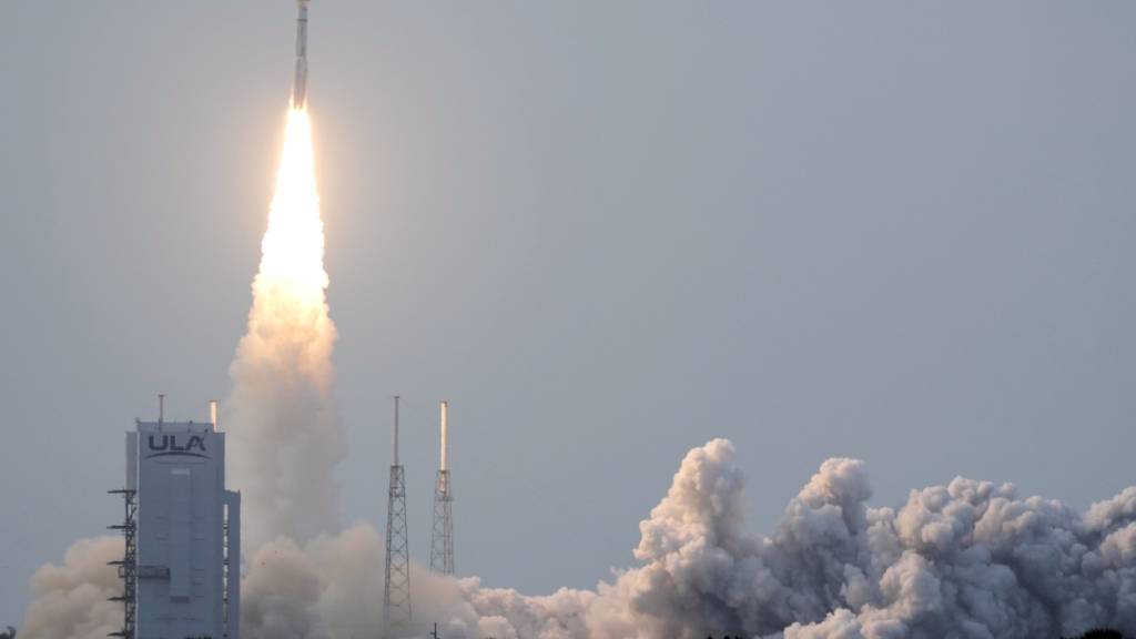 Amazon will seinen Vorstoss ins All mit dem Kauf des US-Satelliten-Spezialisten Globalstar beschleunigen. (Im Bild der Start einer Rakete Atlas V, die Satelliten in die Erdumlaufbahn bringt)