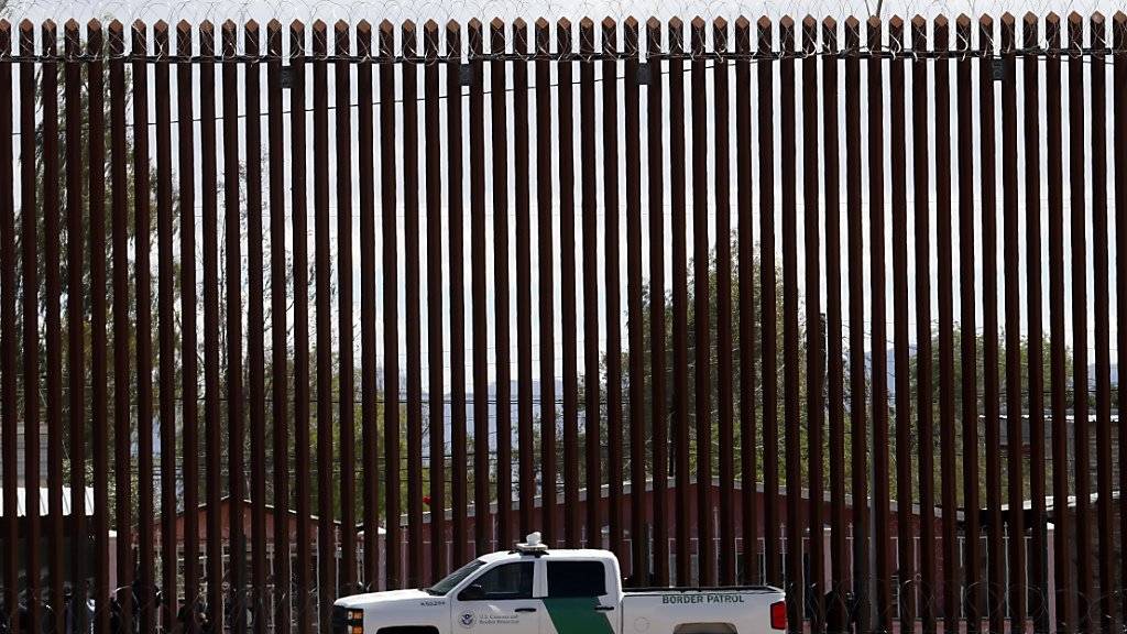 Das Oberste Gericht der USA hat am Freitagabend den Weg für die Verwendung von Geldern aus dem Verteidigungshaushalt zum Bau einer Mauer an der Grenze zu Mexiko freigemacht. (Archivbild)