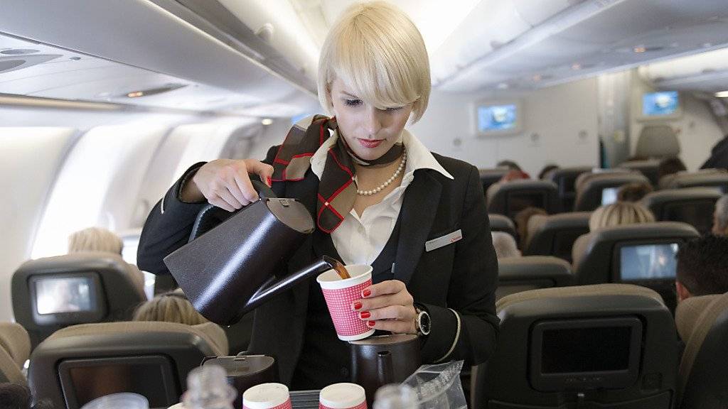 Wer im Flugzeug essen oder trinken will, muss immer häufiger extra bezahlen. (Symbolbild)
