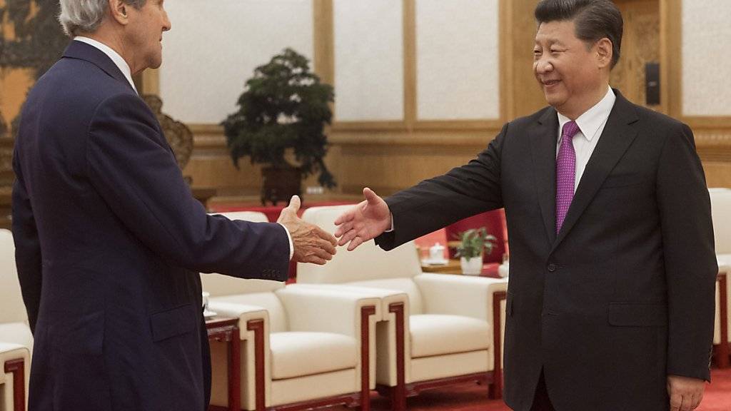 Bei vielen Themen noch weit auseinander: US-Aussenminister John Kerry (links) und der chinesische Staats-und Parteichef Xi Jinping in der Grossen Halle des Volkes in Peking.